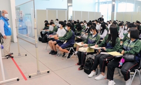修学旅行で訪れ、阪神・淡路大震災について語り部の話に耳を傾ける中学生＝神戸市中央区脇浜海岸通１、人と防災未来センター