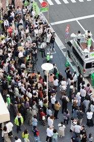 日本維新の会の街頭演説で、吉村洋文副代表の登場を待つ聴衆ら＝５月２９日、神戸市中央区