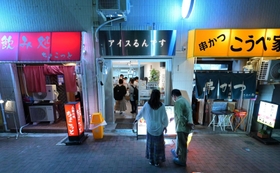 兵庫県でも増えつつある「夜アイス」の店。板宿駅近くの専門店では行列ができる日も多いという＝神戸市須磨区平田町１（撮影・秋山亮太）