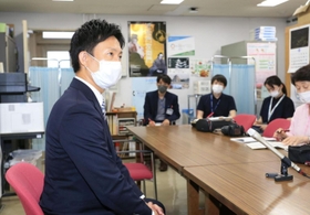 政務活動費にからむ納品書を偽造していた疑いで釈明をする光本圭佑・尼崎市議＝１４日午後、尼崎市東七松町１、尼崎市役所