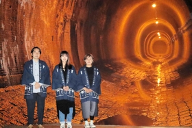 隧道工事をした土木会社のデザインを取り入れたオリジナルの法被を着る「湊川隧道部」のメンバー＝神戸市兵庫区