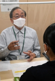 対面面接を念頭に自己アピールの仕方を指導するキャリアセンター職員＝西宮市上ケ原一番町、関西学院大