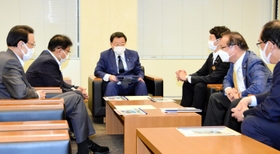 松野博一官房長官（中央）に、要望書について説明する斎藤元彦知事（右から３人目）ら＝東京・永田町（兵庫県東京事務所提供）