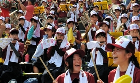甲子園大会では尼崎市立尼崎高校の吹奏楽部が沖縄代表を応援するなど兵庫と沖縄の縁は深い＝２０１６年８月、西宮市の甲子園球場