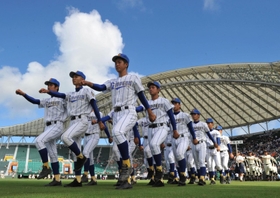 沖縄大会の開会式で力強く入場行進する高校球児たち＝２０１６年６月１８日、那覇市の沖縄セルラースタジアム那覇（琉球新報社提供）