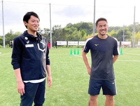 斎藤元彦知事（左）の訪問を受け、笑顔で意見を交換する岡崎慎司選手＝神戸市西区平野町印路