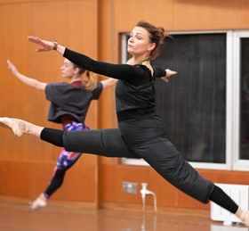 バレエの練習に打ち込むオレナ・ドブリャンスカさん＝神戸文化ホール（撮影・秋山亮太）