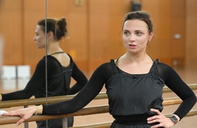 ウクライナから神戸市に避難し、大阪での公演に向けて練習を重ねるバレエダンサーのオレナ・ドブリャンスカさん＝神戸市中央区、神戸文化ホール（撮影・秋山亮太）