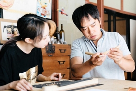 「弟子入りワークショップ」（指導・田中孝明さん）＝富山県南砺市（ベッドアンドクラフト提供）