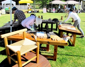 イベント会場で椅子づくりに精を出す参加者＝丹波篠山市小田中