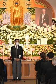 石井一氏の葬儀で喪主を務め、あいさつする長男の石井登志郎氏＝１８日午後、神戸市中央区下山手通８、本願寺神戸別院（撮影・坂井萌香）