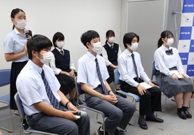 気候変動問題やＳＤＧｓについて意見を語る高校生ら＝１８日午後、神戸市中央区、神戸新聞社（撮影・小林良多）