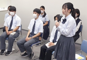 気候変動問題やＳＤＧｓについて意見を語る高校生ら＝１８日午後、神戸市中央区、神戸新聞社（撮影・小林良多）