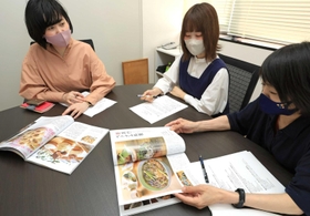 神戸特集について意見を交わす白川恵理子さん（左）らスタッフ＝大阪市北区、クリエテ関西（撮影・小林良多）
