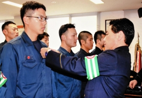 ２０１５年に自殺した兵庫県警機動隊巡査の木戸大地さん（手前左）＝遺族提供