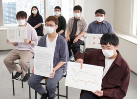参院選を前に政治に対する印象や望むことを述べる学生たち＝神戸市中央区、神戸新聞社（撮影・小林良多）