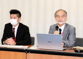 救済申し立てについて説明した理化学研究所労働組合の金井保之執行委員長（右）ら＝２０日午後、厚生労働省