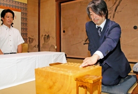 加古川市のふるさと納税で１００万円以上寄付した人と対局体験をすることになった、将棋棋士の久保利明九段＝加古川市加古川町北在家、鶴林寺