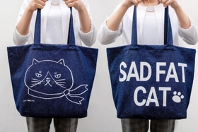 マルのイラストをあしらった「デニムトートバッグ」。裏面には「ＳＡＤ　ＦＡＤ　ＣＡＴ」のフレーズを表現した