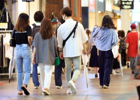 神戸・三宮の街を歩く若者たち＝神戸市中央区（撮影・鈴木雅之）