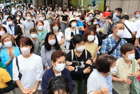 街頭で候補者の演説に聞き入る有権者＝２２日午前、神戸市中央区（撮影・鈴木雅之、画像の一部を加工しています）