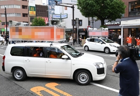 １３人が立候補した参院選兵庫選挙区。街頭で選挙カーが鉢合わせる場面も＝２２日午前、神戸市内（撮影・坂井萌香、画像の一部を加工しています）