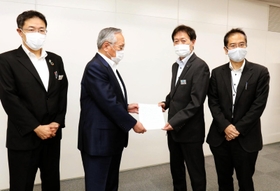 三原修二会長（左から２人目）に要請書を手渡す稲次一彦教育次長ら＝神戸市中央区京町
