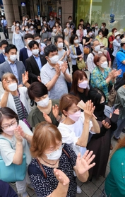 立候補者の街頭演説に耳を傾ける有権者ら＝２２日午前、神戸市内（撮影・鈴木雅之、画像の一部を加工しています）