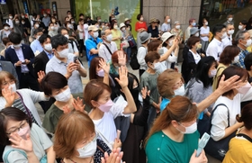 立候補者の街頭演説に耳を傾ける有権者ら＝２２日午前、神戸市内（撮影・鈴木雅之、画像の一部を加工しています）