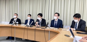 尼崎市の全市民約４６万人の住民基本台帳情報などが含まれたＵＳＢが紛失した問題で、経緯について質問に答える受託業者「ＢＩＰＲＯＧＹ関西支社」社員（右側の３人）ら＝尼崎市東七松町１、尼崎市役所
