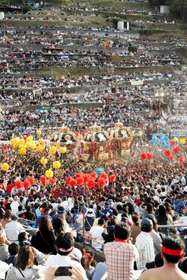 神輿や屋台をぶつけ合う「灘のけんか祭り」＝２０１９年１０月１５日、姫路市白浜町