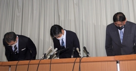 ＵＳＢを紛失した事について謝罪する委託業者「ＢＩＰＲＯＧＹ」の幹部ら＝２４日午後３時半、尼崎市役所