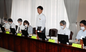 初会合であいさつする兵庫県の斎藤元彦知事＝２４日午前、県庁