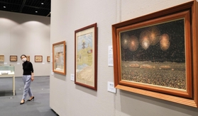 圧倒的な緻密さで描かれた代表作「長岡の花火」（右端）などが並ぶ＝神戸ファッション美術館（撮影・鈴木雅之）