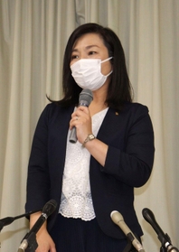記者会見でＵＳＢの紛失事案について説明する稲村和美市長＝24日夕、尼崎市役所