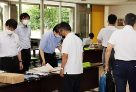 立候補の届け出会場＝県庁