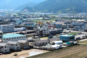 人口が増えている丹波市の市街地。国道沿いを中心に田んぼが宅地に変わり、新しい集合住宅や戸建てが並ぶ＝丹波市内