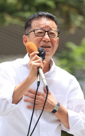 支持を呼びかける日本維新の会の松井一郎代表＝２６日午後、尼崎市潮江１（撮影・吉田敦史）