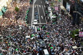 約１万人が集まったとされる小泉純一郎首相（当時）の街頭演説。党幹部らの応援は候補者にとって大きな力になることも＝２００１年７月８日、神戸・元町