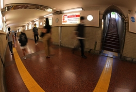 神戸市の中心部、三宮の地下。地下街へ駅へ、普段は市民が行き交う通路だがもしもの時、命を守る空間になる＝神戸市中央区