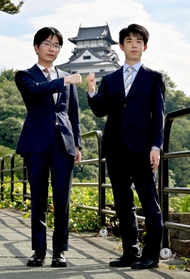 ７番勝負第１局を前に健闘を誓い合う藤井聡太王位（右）と豊島将之九段。後方は犬山城＝２７日午後、愛知県犬山市