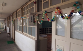 人口減少、少子化の影響で閉校した旧有野台小学校。１年生の教室には飾り付けされていて、そのままの状態で残っていた＝神戸市北区有野台２（撮影・鈴木雅之）