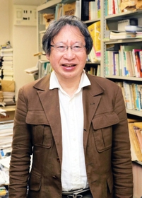 消費者心理学の視点からスポーツの集客について語る関西国際大学の広沢俊宗教授＝三木市志染町青山１