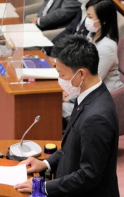 尼崎市議会本会議の辞職勧告決議で発言する光本圭佑議員＝尼崎市役所
