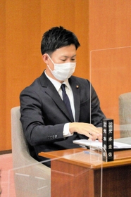 尼崎市議会本会議に出席する光本圭佑議員＝尼崎市役所