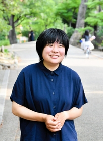 今春から実家を離れて暮らし始めた清崎鈴乃さん。「家の中が静かで、何をしたら良いのか戸惑っています」＝西宮市内