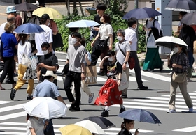 道行く人は強い日差しを日傘や帽子でしのいでいた＝２８日午後、神戸市中央区（撮影・小林良多）