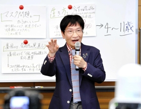 オンラインで講演する尾木直樹さん＝東京都港区、共同通信社