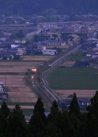 夕暮れ時、エンジン音を響かせて走るＪＲ播但線の列車＝兵庫県神河町