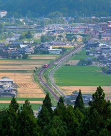 山あいのまちを走るＪＲ播但線の列車＝兵庫県神河町